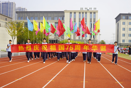 彩旗方队高举庆祝75周年华诞