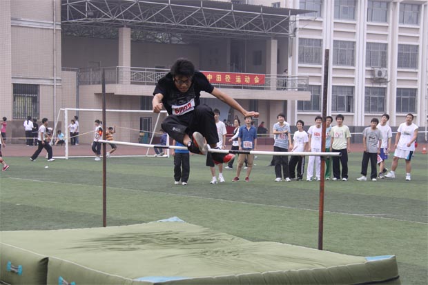 2011郑州五中运动会跳高照片