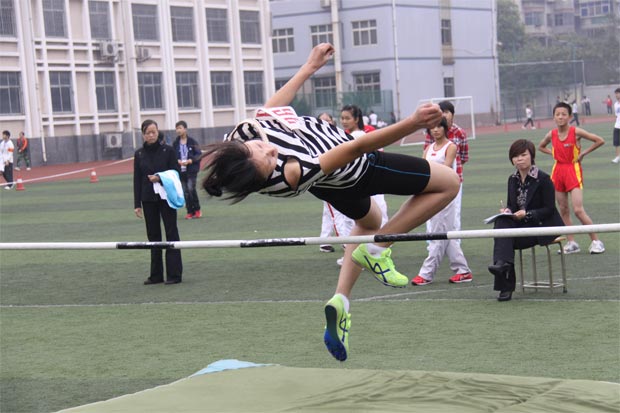 2011郑州五中运动会跳高照片