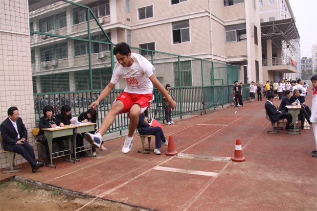 2011运动会跳远照片