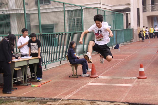 2011运动会跳远照片